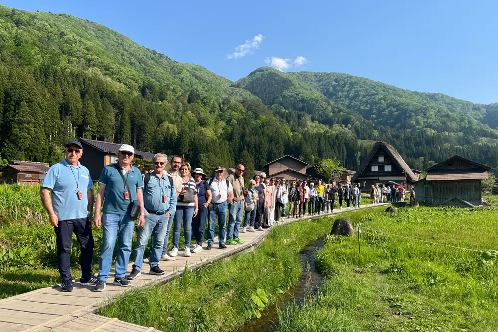 里山の風景で人々が歩く様子